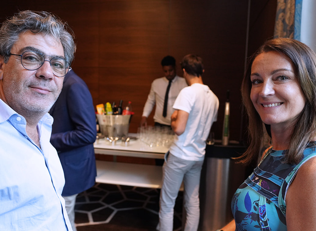 Deux participants posent devant l’objectif pendant le cocktail.