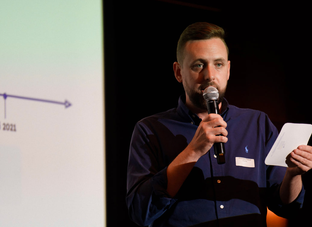 Christopher, d’Everlife, au micro devant l’écran de sa présentation.