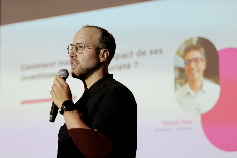 Un intervenant au micro devant une diapositive consacrée à la mesure de l’investissement publicitaire.