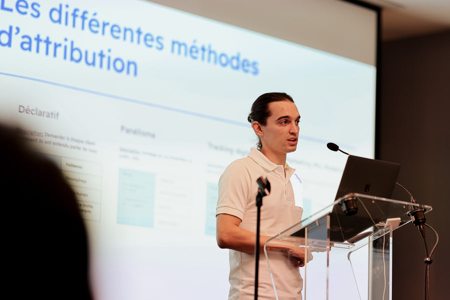 Un intervenant devant la diapositive « Les différentes méthodes d’attribution ».