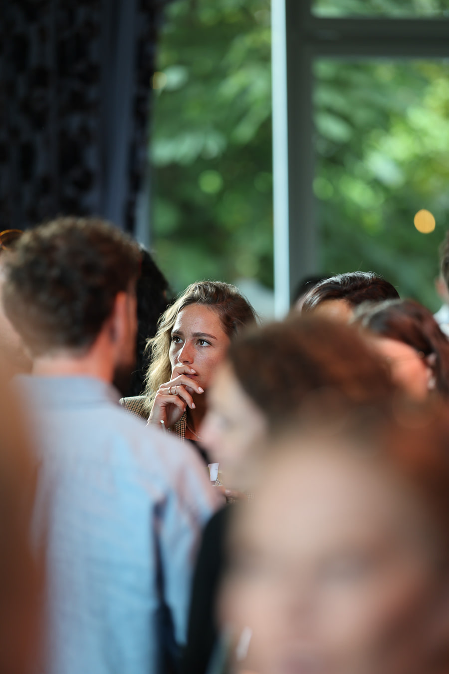 Des participants discutent dans la véranda pendant le cocktail.
