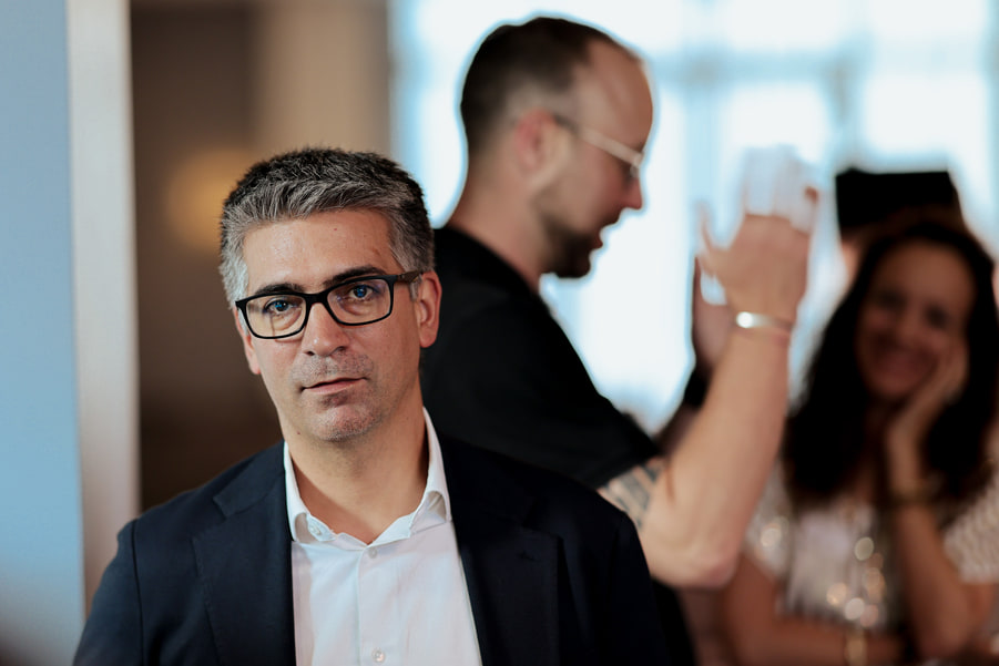 Un participant dans la foule du cocktail.
