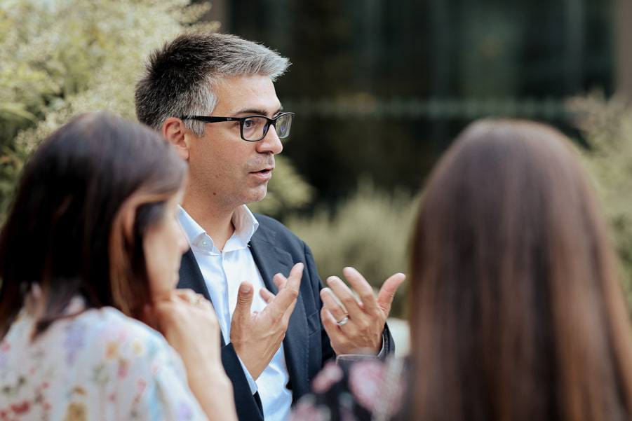 Trois participants en conversation dans le jardin.