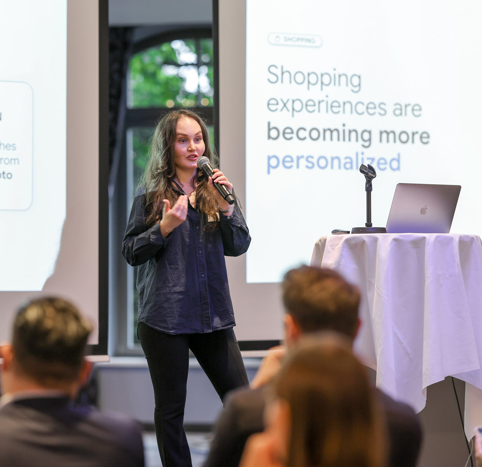Une intervenante au micro devant la diapositive « Shopping experiences are becoming more personalized ».