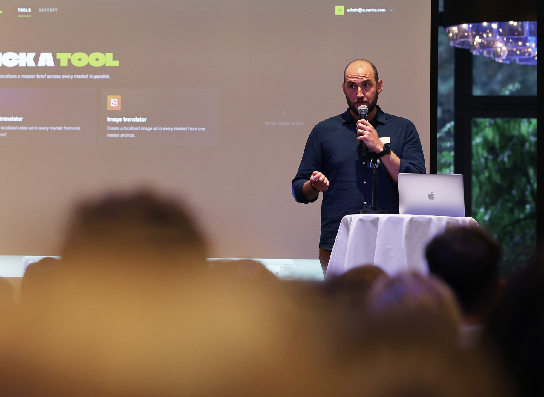 Un intervenant devant l’écran « Pick a tool » de sa présentation.