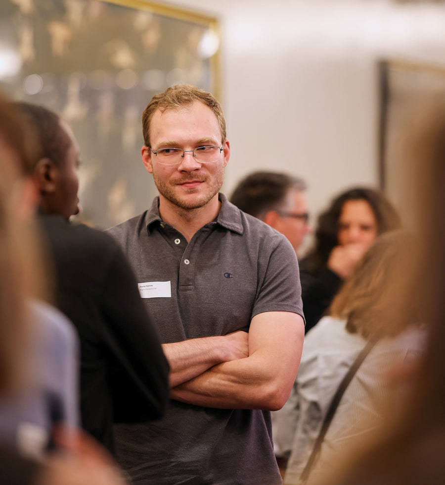 Un participant dans la salle pendant le cocktail.
