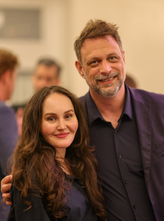 Deux participants posent devant l’objectif pendant la soirée.