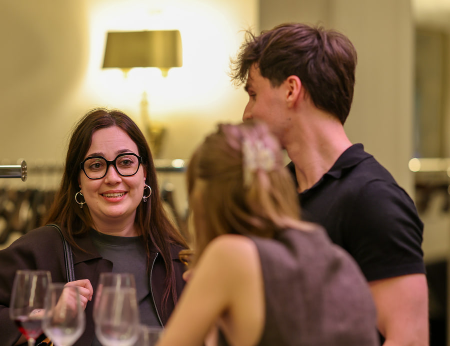 Des participants discutent, un verre à la main.