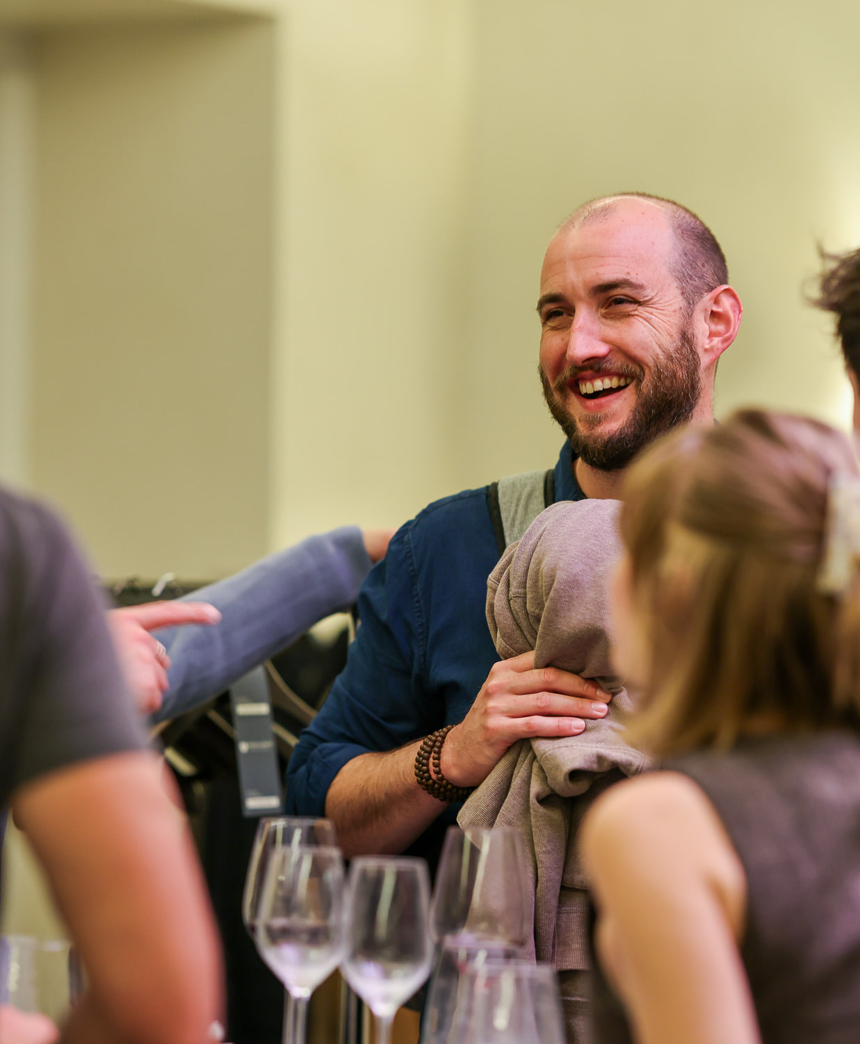 Des participants discutent autour d’une table pendant le cocktail.