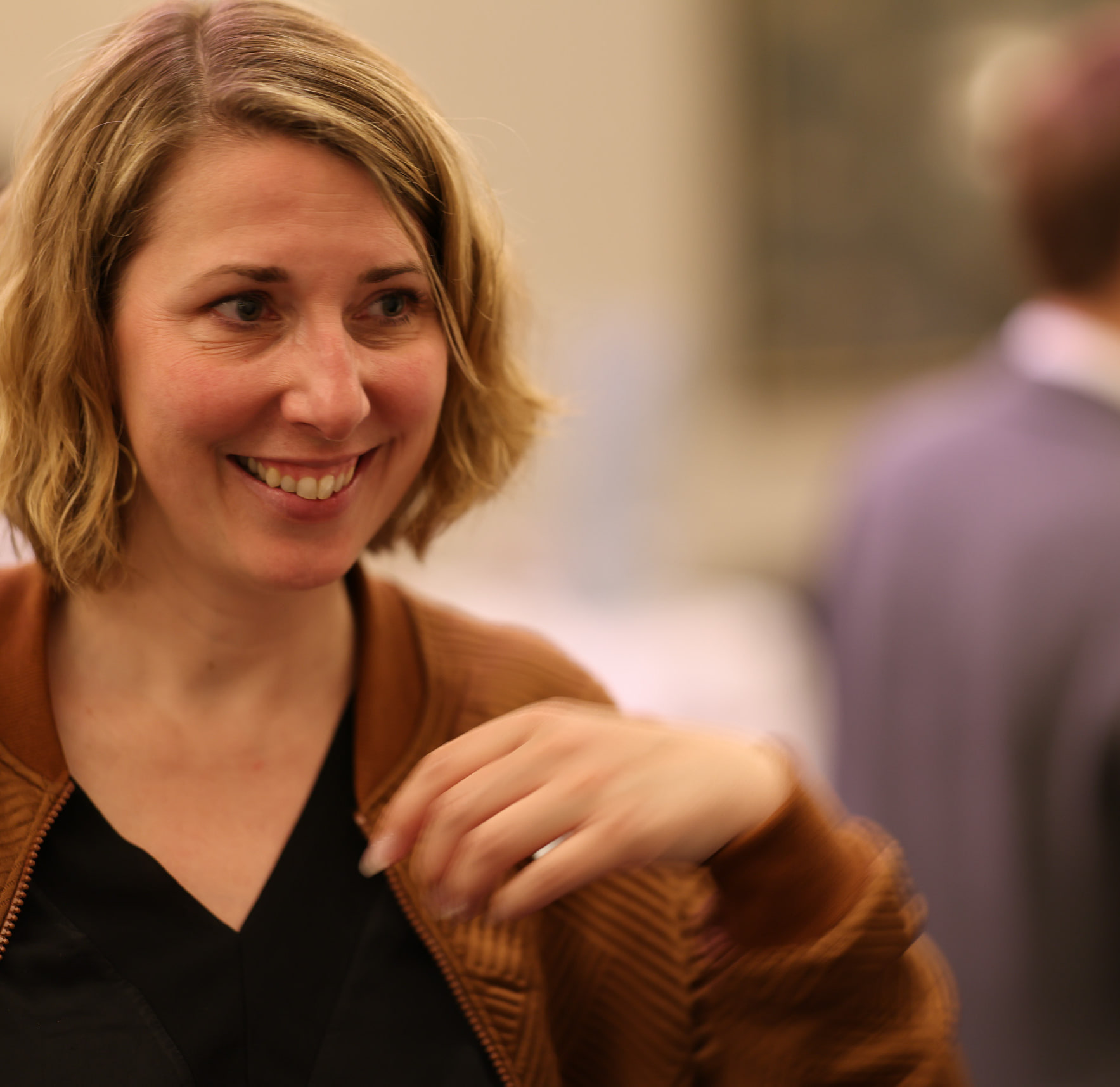 Une participante souriante pendant la réception.