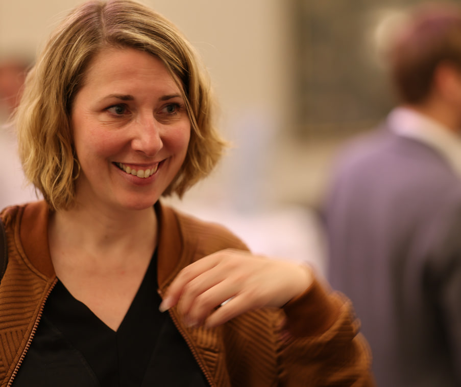 Une participante souriante pendant la réception.