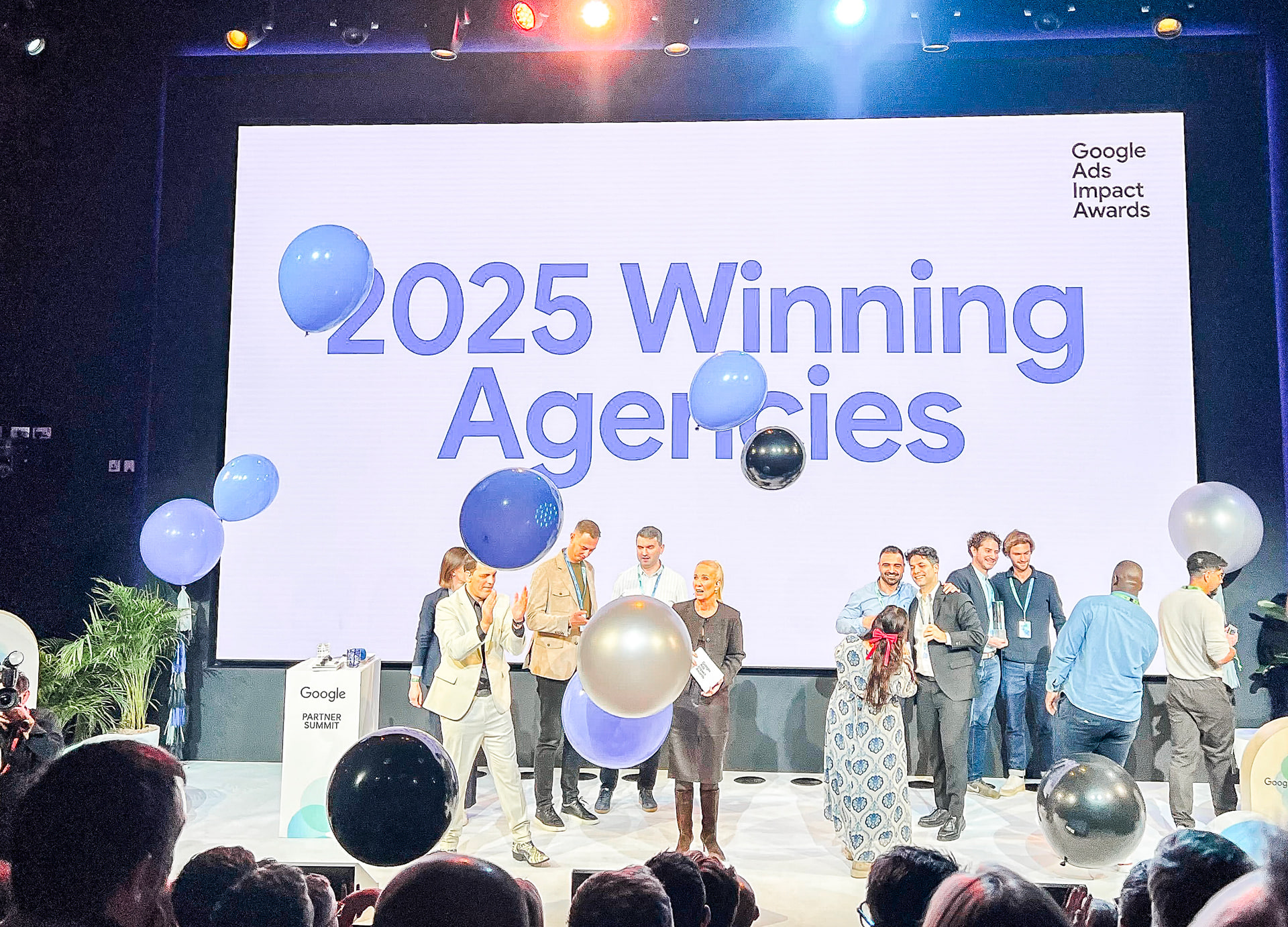 Sur scène, les agences primées devant un écran « 2025 Winning Agencies », aux Google Ads Impact Awards.