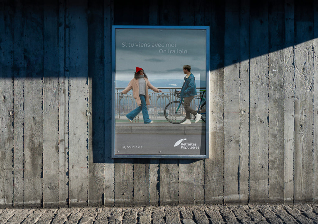 Affiche Retraites Populaires « Si tu viens avec moi, on ira loin », avec une femme et un homme à vélo sur un pont