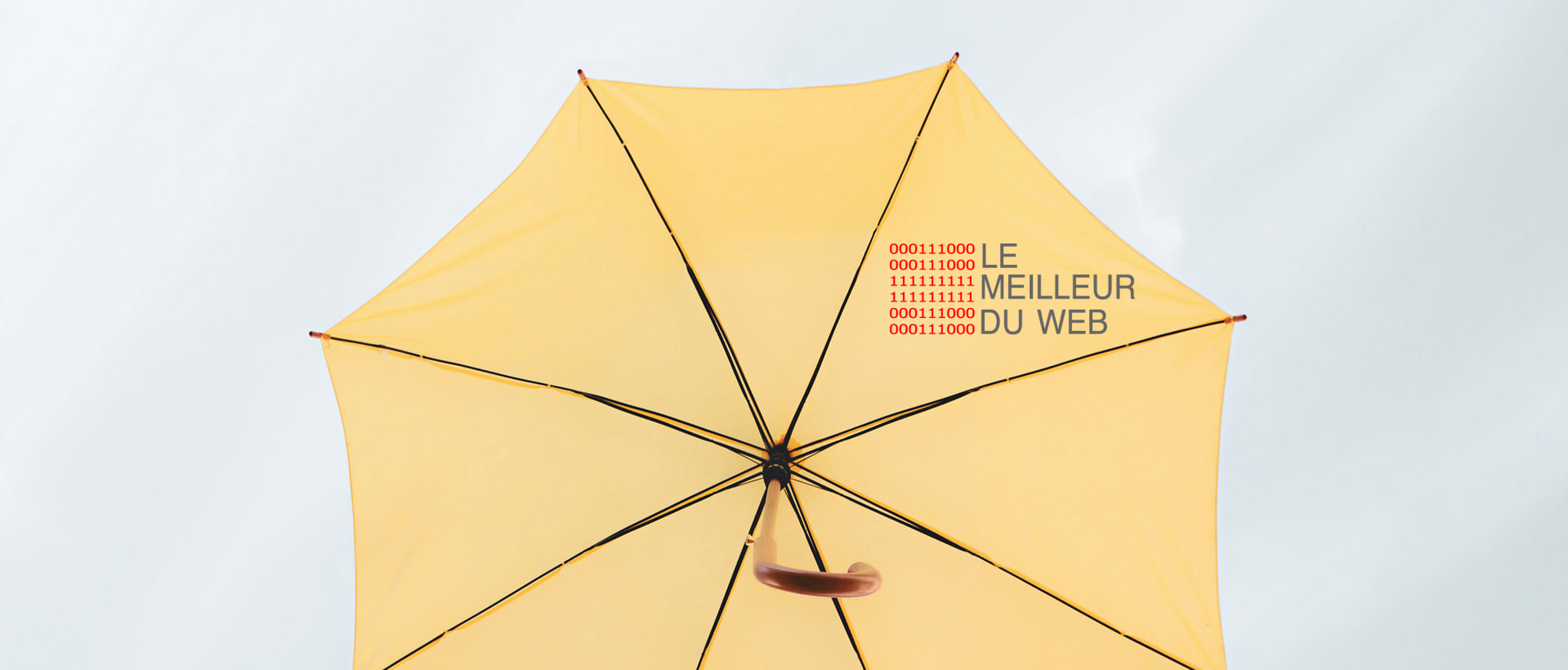 Parapluie jaune ouvert vu de dessous, marqué du logo « Le meilleur du web »