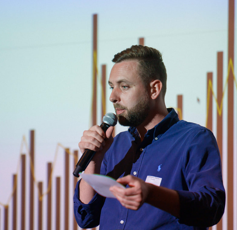 Christopher, d’Everlife, au micro devant l’histogramme de ses résultats.