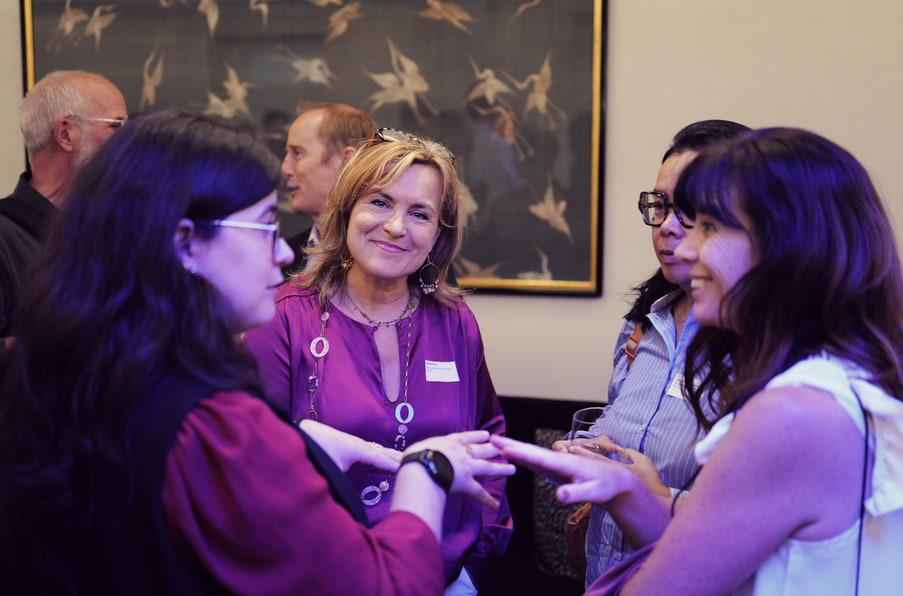Trois participantes discutent pendant le cocktail.