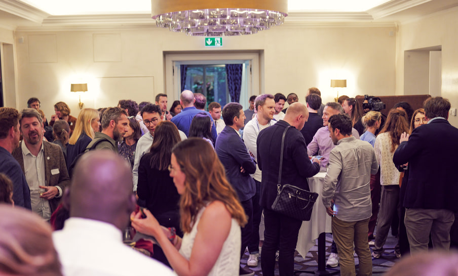 La salle de réception pleine, pendant le cocktail.