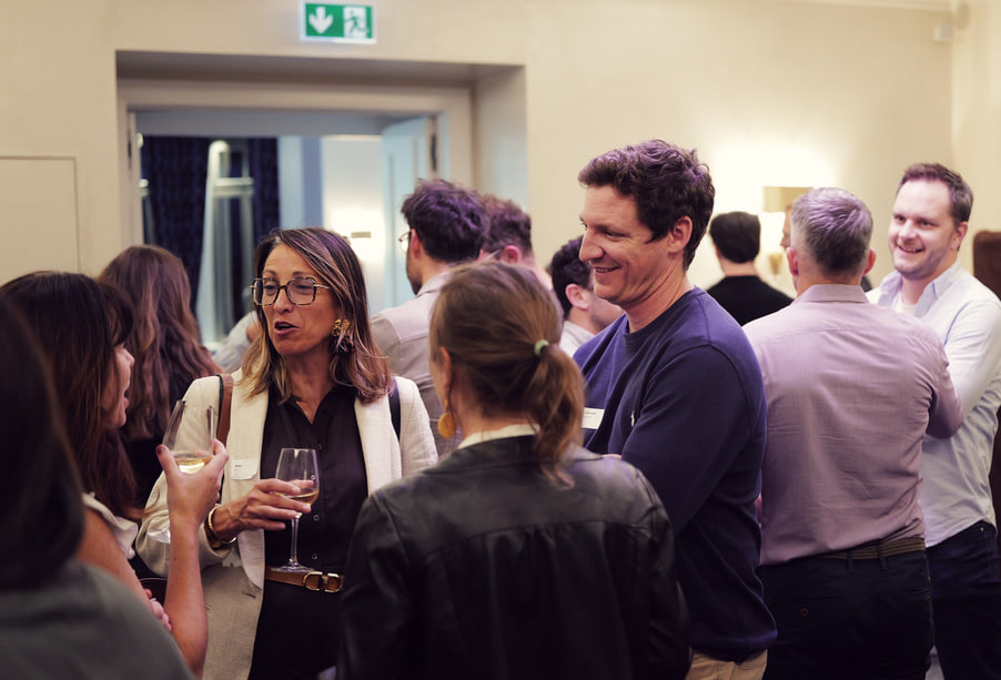 Des participants discutent en petits groupes dans le salon.
