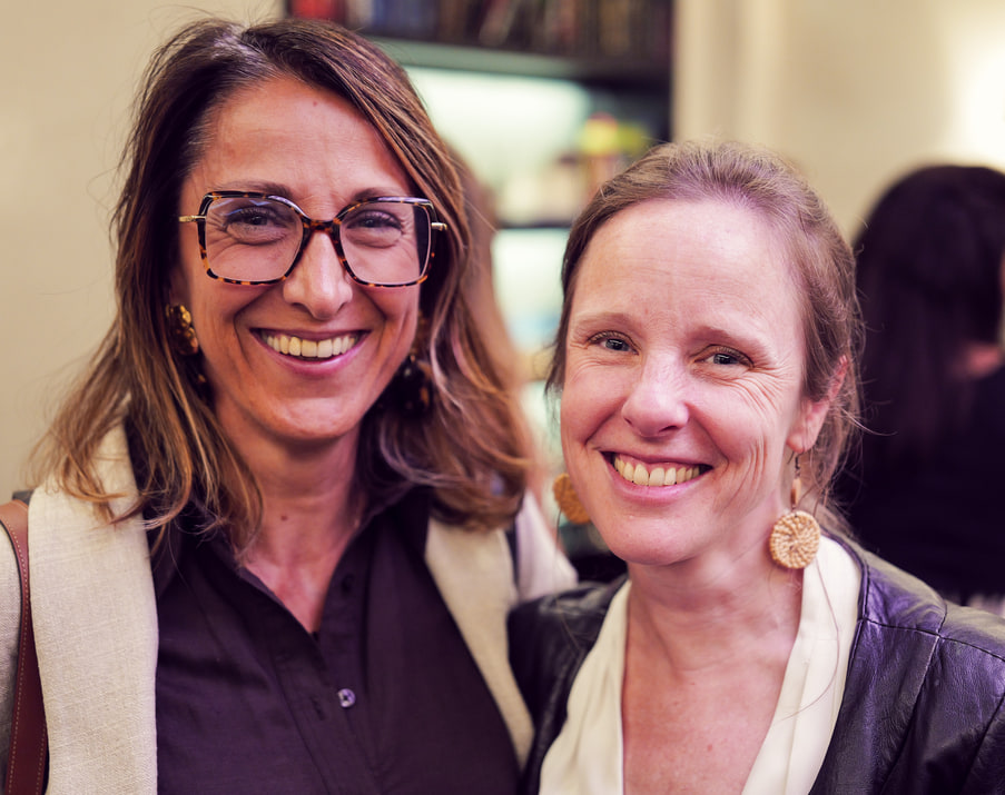 Deux participantes posent devant l’objectif.