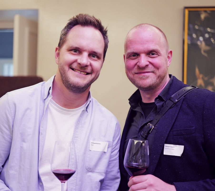 Deux participants trinquent au cocktail.