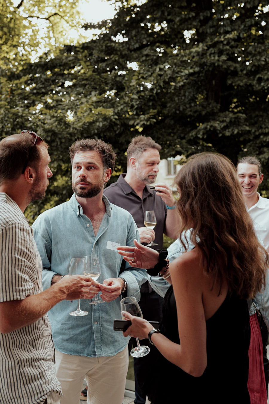 Des participants en conversation pendant le cocktail.