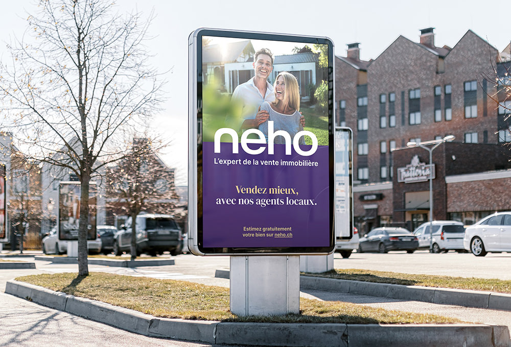 Affiche Neho dans la rue « Vendez mieux, avec nos agents locaux », avec un couple souriant devant une maison