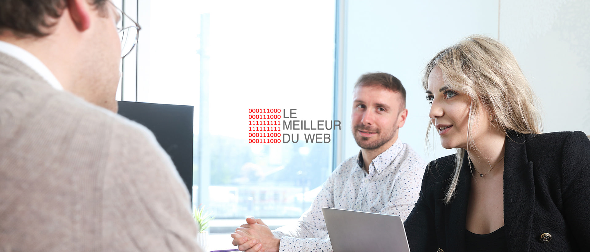 Trois personnes en discussion autour d’un ordinateur portable, avec le logo « Le meilleur du web »