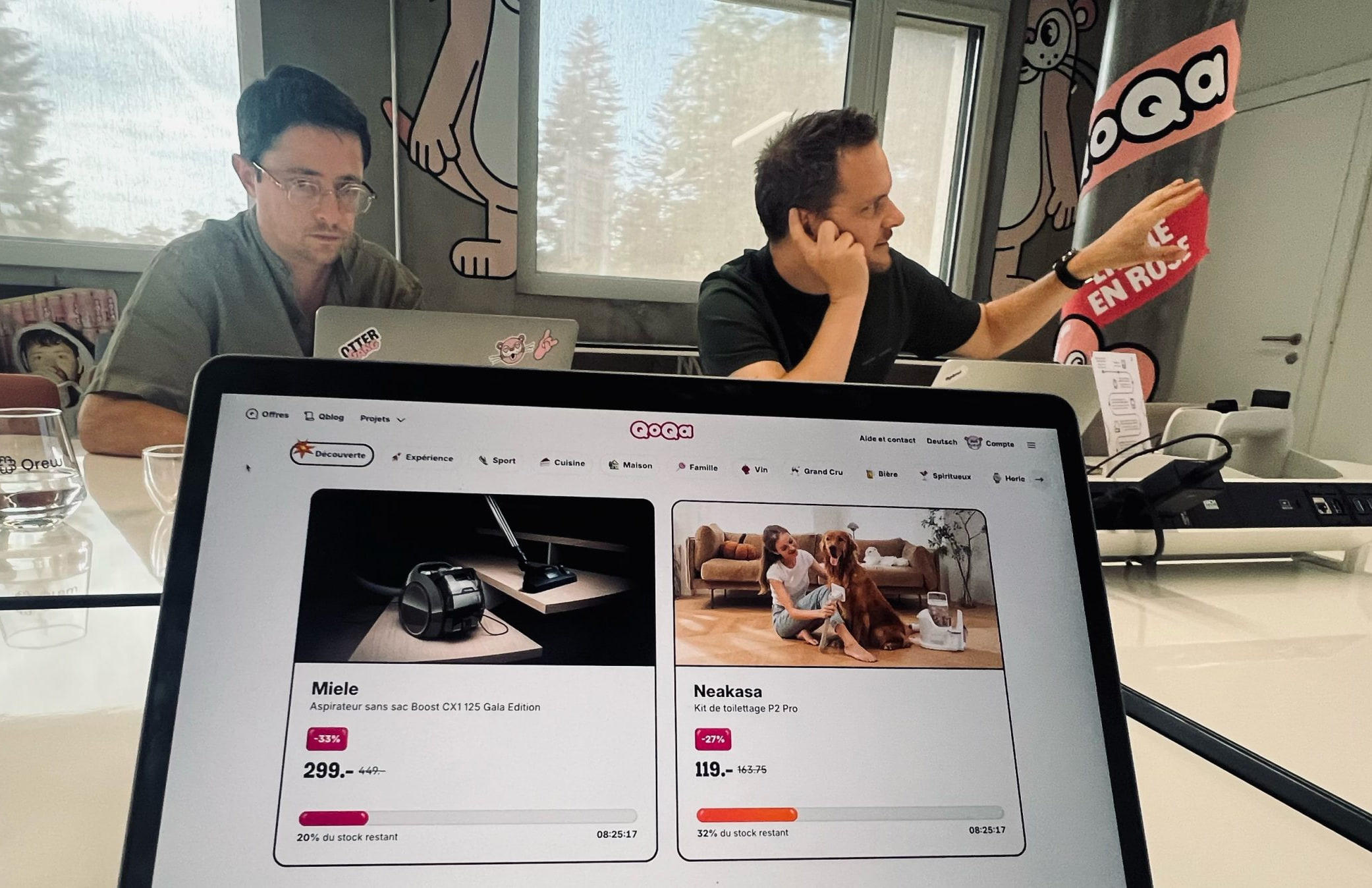 Séance de travail dans les bureaux de QoQa, le site de ventes flash affiché sur un ordinateur au premier plan