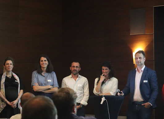 Les intervenants de la soirée alignés sur scène pour la photo de groupe.