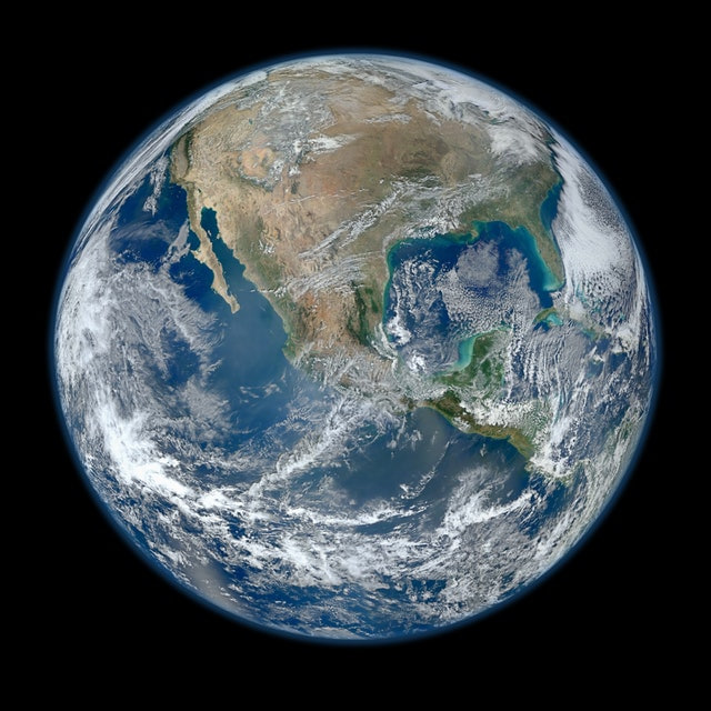 La Terre vue de l’espace, sur fond noir.