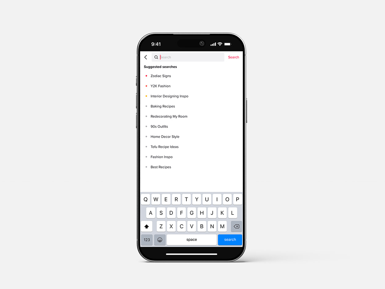 Téléphone affichant la barre de recherche TikTok et ses suggestions.