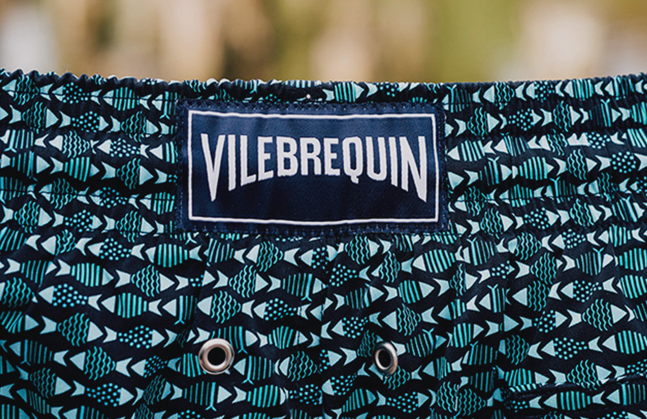 Étiquette Vilebrequin sur un maillot de bain à motif de poissons
